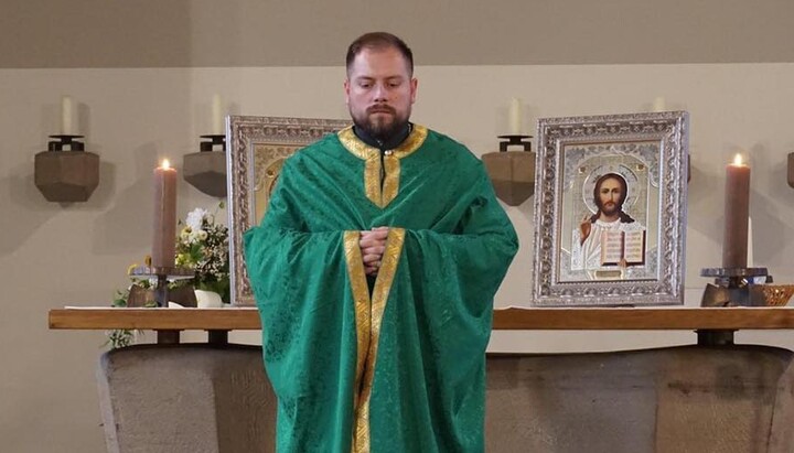 Priester Marko Radmilo predigt in der Pfarrei Heiliger Fürst Lazarus in Kassel über die heilende Berufung des Apostels Matthäus. Foto: Archivfoto Gemeinde