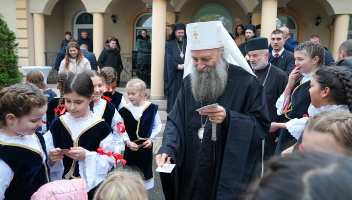 Patriarch Porfirije weihte nach der Heiligen Liturgie das Gemeindehaus und mischte sich unter die Gläubigen. Foto: Patriarchat