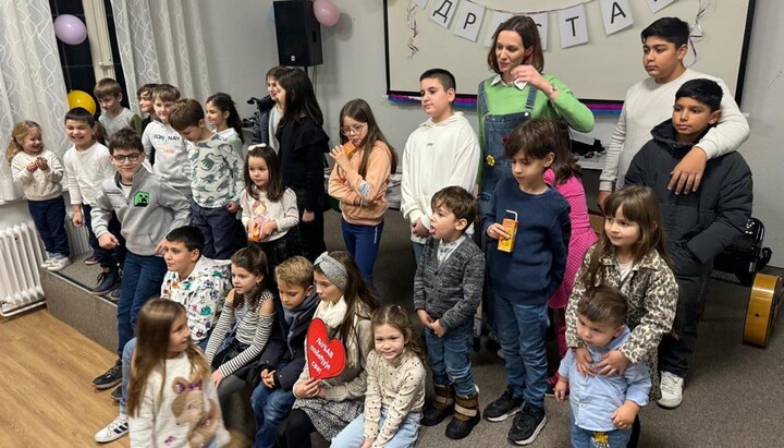 Die Dichterin Doris Dimitrijević begeisterte Kinder, Eltern und Gemeinde mit Musik und Poesie in Wuppertal. Foto: Gemeinde