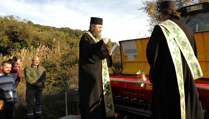 Mönche des Klosters Hilandar säen wieder Weizen auf dem Gut Kalica am Athos, unterstützt durch eine Maschine des russischen Athos-Klosters sowie Segen und Gebet des Abtes. Foto: Kloster Hilandar
