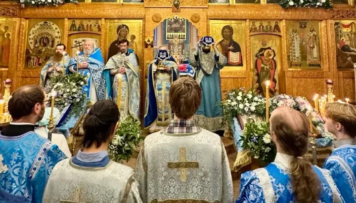 Die wundertätige Kursker Wurzelikone der Gottesmutter wird in der Londoner Kathedrale feierlich empfangen und während Vigil und Festliturgie von zahlreichen Gläubigen verehrt. Foto: Diözese