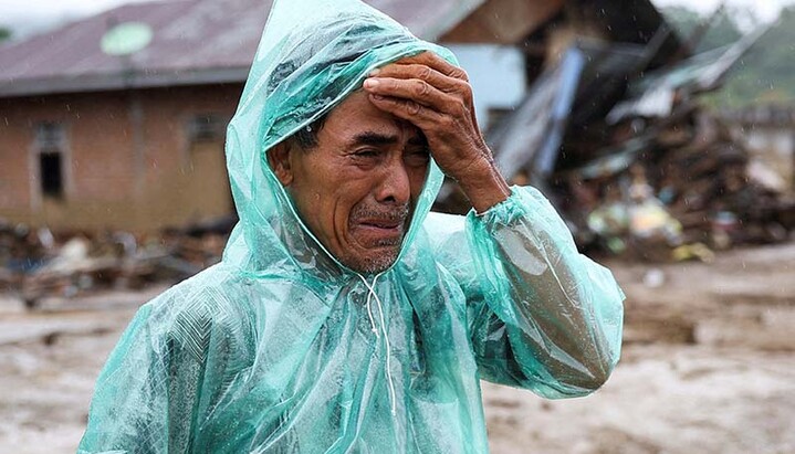 Abdul Ghani, 57 Jahre alt, weint, während er nach seiner vermissten Frau sucht. Foto: osvnews