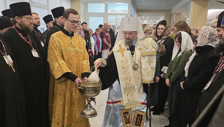 Metropolit Veniamin segnete zu Beginn der Tagung die Teilnehmenden und eröffnete die Konferenz mit einer Gebetsfeier in der Botkin-Kapelle. Foo: Patriarchat