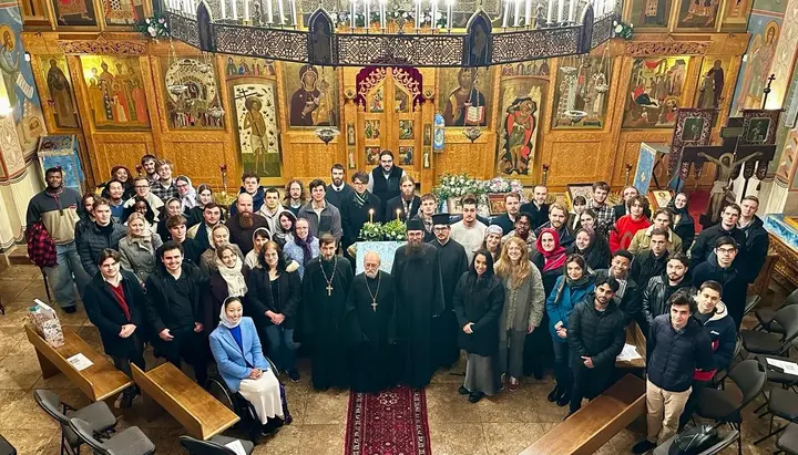 Orthodoxe Jugendliche aus verschiedenen Jurisdiktionen verehren die wundertätige Kursker Ikone in der Londoner Kathedrale Mariä Geburt. Foto: Diözese