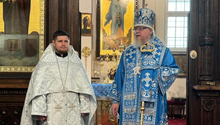 Erzbischof Tichon feiert die Festliturgie zum Einzug der Allerheiligsten Gottesgebärerin in der Berliner Auferstehungskathedrale. und nahm die Priesterweihe von Diakon Andrej Guwa vor. Foto: Diözese