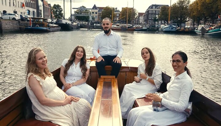 Mitglieder serbisch-orthodoxer Gemeinden in den Niederlanden beim Dreh des Musikvideos „Gods Kinderen“. Screenshot YouTube