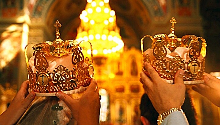 Brautpaar während der Krönung – dem zentralen Moment der orthodoxen Trauung, in dem ihre eheliche Einheit vor Gott besiegelt wird. Foto: rocor-augsburg.de