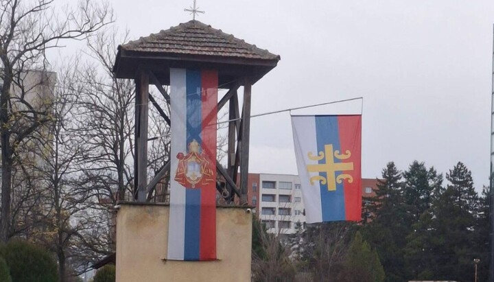 Die Flagge der serbisch-orthodoxen Kirche am Glockenturm der Kirche Mariä Darstellung in Lipljan war Ziel eines erneuten Vandalismusvorfalls im Kosovo. Foto: Patriarchat