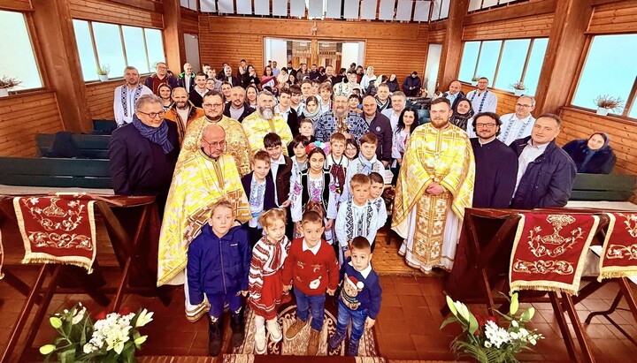 Weihbischof Sofian mit der Gemeinde  „Heiliger Hierarch Nikolaus“ nach der Heiligen Liturgie in Garmisch-Partenkirchen. Foto: Metropolie