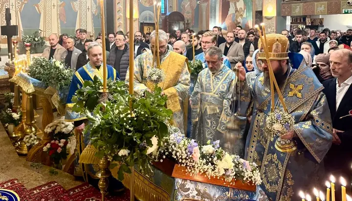 Geistliche und Gläubige verehren die wundertätige Kursker Ikone während ihres letzten Besuchs in der Londoner Kathedrale. Foto: Diözese