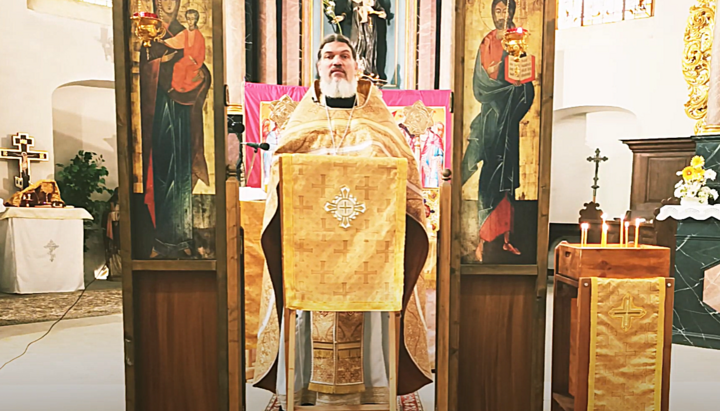 Priester Matthias Fröse erklärt in der Meisenheimer Kirche die geistliche Bedeutung der Fastenzeit vor Weihnachten. Screenshot YouTube