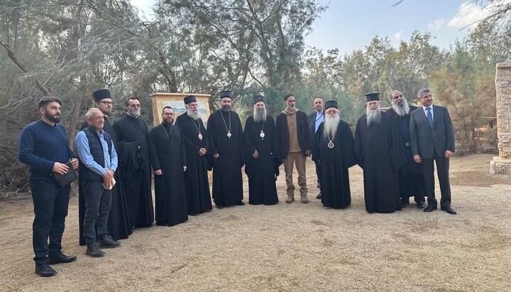 Patriarch Porfirije an der heiligen Stätte der Taufe Jesu, begleitet von Fürst Ghazi Bin Muhammad und Geistlichen. Foto: Patriarchat