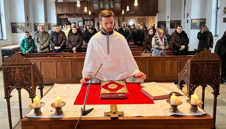 Priester Dejan Ristić zelebrierte am Sonntag in Rosenheim: ein Plädoyer für Mitmenschlichkeit und den Reichtum des Herzens. Foto: SPC München