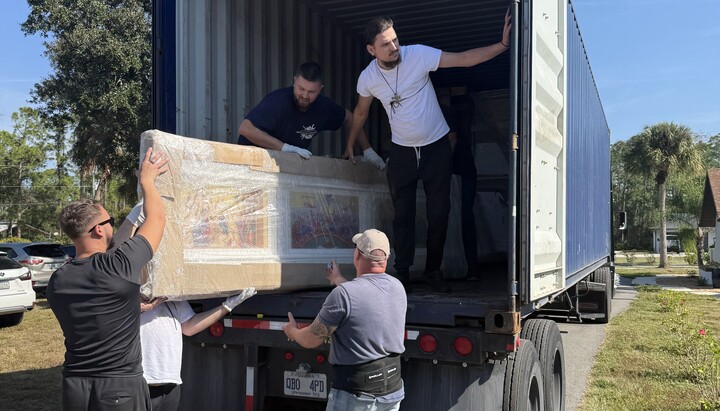 Die Gemeinde der Russischen Orthodoxen Kirche im Ausland in North Port, Florida, freute sich über die Ankunft des Containers aus der Ukraine, der neue Ikonen und liturgische Gegenstände enthält. Foto: Diözese