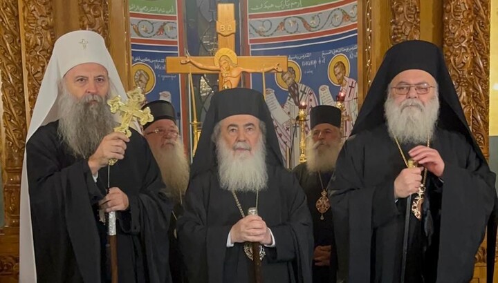 Neben Patriarch Porfirije (l.) nahmen auch Patriarch Theophilus III. von Jerusalem (M.)  und Patriarch Johannes X. von Antiochia (r.) an der Konferenz teil. Foto: Patriarchat