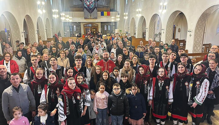 Das Vokalensemble aus Vicovu de Sus stärkt bei Konzerten wie in Dortmund mit Priester Ispas Ruja den Zusammenhalt der Gläubigen. Foto: Gemeinde