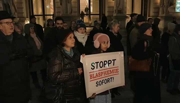 Demonstranten vor dem Wiener Künstlerhaus protestieren gegen die als blasphemisch kritisierte Ausstellung. Foto: Screenshot YouTube