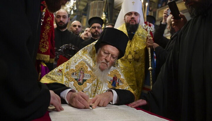Patriarch Bartholomäus unterzeichnet den Tomos der OKU. Foto: BBC