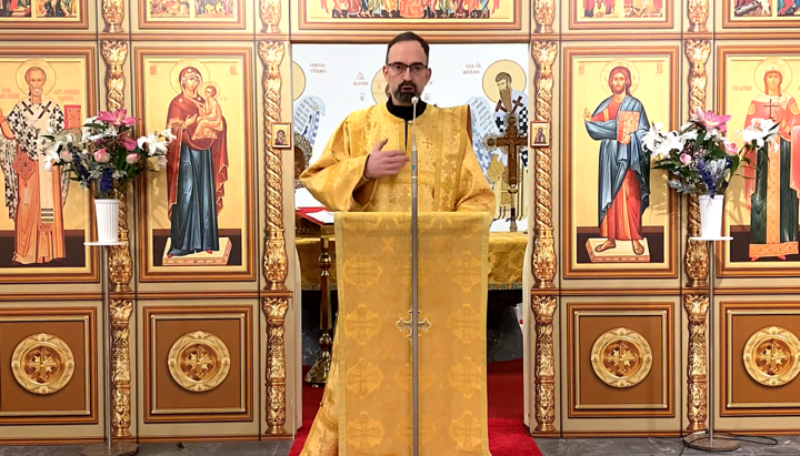 Diakon Igor Willimowski bei seiner Predigt in der russisch-orthodoxen St.-Barbara-Kirche in Krefeld. Foto: Screenshot YouTube