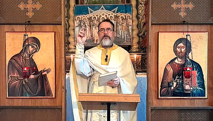Erzpriester Matthias Zierenberg predigt in der serbisch-orthodoxen Gemeinde des Heiligen Lubentius in Limburg. Foto: Screenshot YouTube