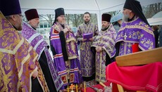 Erzbischof Tichon besuchte den Rohbau der Holzkirche in München