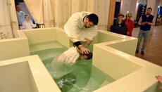 Erste Taufe im neuen Baptisterium des orthodoxen Kirchenzentrums München