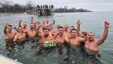 Sprung in den winterlichen Bodensee für das Kreuz Christi