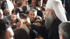 Patriarch Porfirije beschenkte tausende Religionsschüler zum Savindan