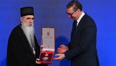 Präsident Vučić verlieh Metropolit Irinej von Bačka den Sretenje-Orden