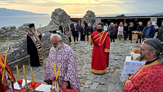Gottesdienst in den Ruinen des Klosters der Vierzig Märtyrer in Sarandë