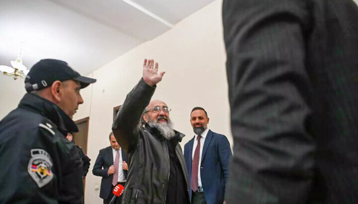 Hochrangiger Vertreter der armen. Kirche aus U-Haft in Hausarrest überführt