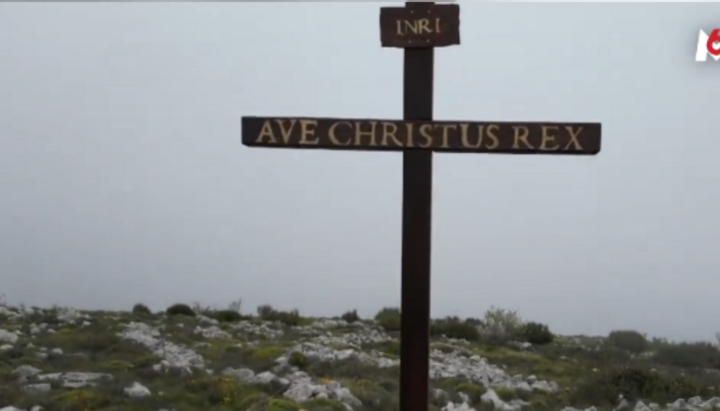Französisches Fernsehen verglich das christliche Kreuz mit Nazi-Symbolik