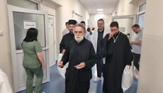 Gesegnete Bänder vom Gürtel der Gottesmutter an serbisches Krebsinstitut übergeben