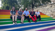 Regenbogen-Treppe in Göttingen mit Deutschland-Farben übermalt
