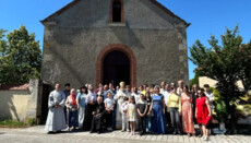 Erste Pfingstliturgie einer jungen orthodoxen Gemeinde in der Bretagne gefeiert