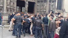 In Paris verprügelte die Polizei Gläubige wegen eines Protests gegen die Schändung von Kirchen
