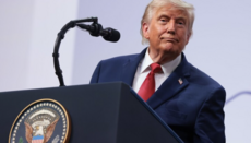 Trump verbot staatliche Finanzierung von Geschlechtsumwandlungen und Hormontherapie bei Kindern