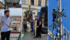 Restaurierte Turmkreuze der rumänisch-orthodoxen Kirche in Wien montiert