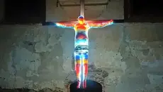 In Tschechien wurde eine regenbogenfarbene Glasskulptur Christi aufgestellt
