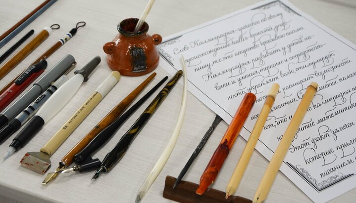 Unterschiedliche Werkzeuge für Kalligraphie. Foto: Biyski pedagogicheski kolledzh imeni D.I. Kuznetsova