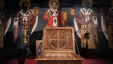 Reliquien zahlreicher Heiliger im Kloster Srpski Kovin zur Verehrung ausgestellt
