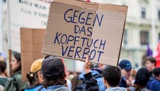 In Wien protestierten Hunderte Menschen gegen das Kopftuchverbot