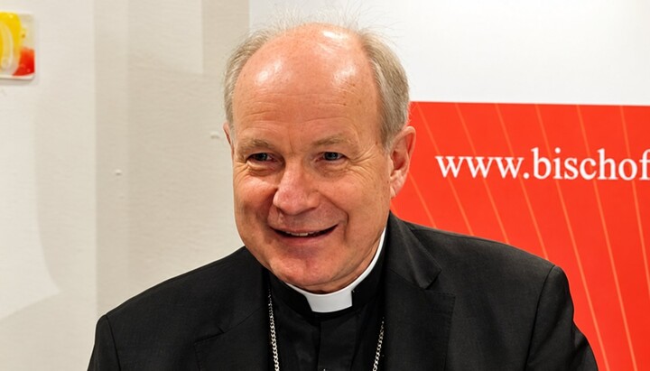 Kardinal Christoph Schönborn lebt seit seinem Rückzug als Wiener Erzbischof im Kloster. Im Interview sprach er über Kirchenaustritte, das Kinderkopftuchverbot und das Zusammenleben von Christen und Muslimen. Foto: Evangelische Kirche/Wikipedia