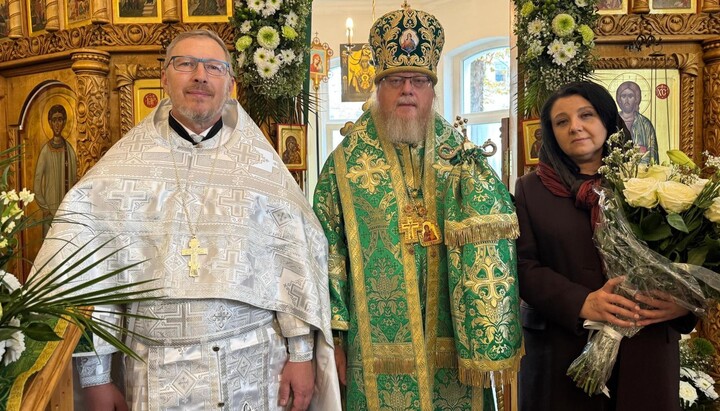 Erzbischof Tichon von Rusa mit dem neu geweihten Priester Sergius Iwanow und dessen Ehefrau. Foto: Diözese
