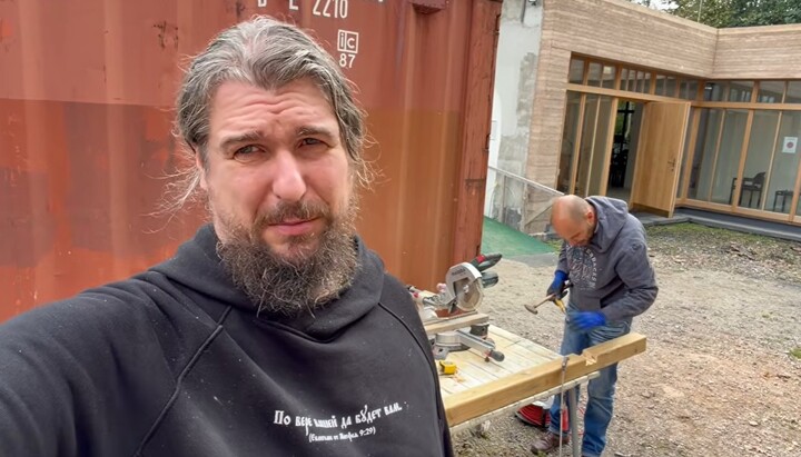 Erzpriester Nikolaj Karpenko berichtet über die Vorbereitungen für den Kirchenbau der ROKA-Gemeinde in Münster. Das neue Video zeigt außerdem einen Arbeitseinsatz auf dem Kirchengelände und zwei Taufen. Foto: Screenshot YouTube