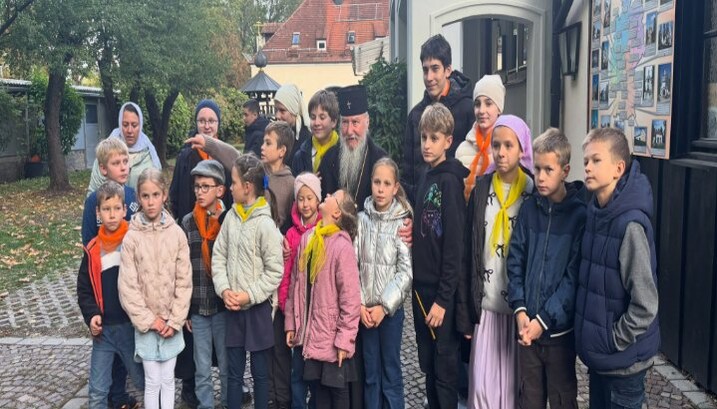 Kinder- und Jugendgruppe mit Metropolit Mark. Foto: Kloster des Hl. Hiob in München