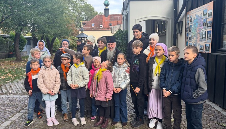 Kinder- und Jugendgruppe mit Metropolit Mark. Foto: Kloster des Hl. Hiob in München