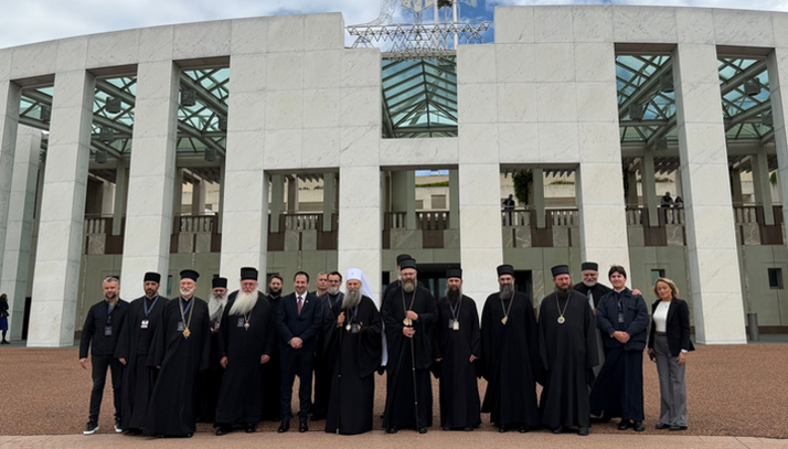 Patriarch Porfirije mit seiner Delegation vor dem australischen Parlament. Foto: Serbische Orthodoxe Kirche