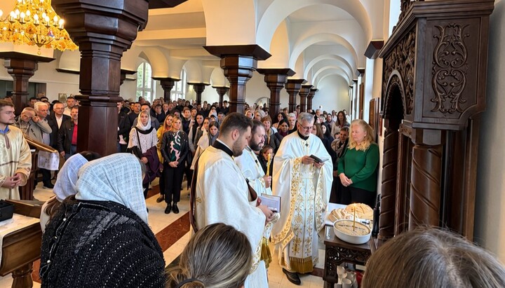 Geistliche und Gläubige feiern das Patronatsfest der serbisch-orthodoxen Gemeinde in Mannheim zu Ehren des heiligen Mönchs Simon. Foto: Gemeinde