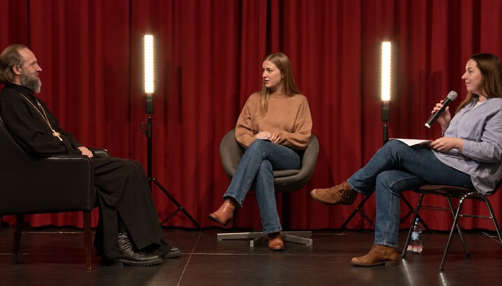 Erzpriester Dionisij Idavajn spricht in der Sendung „Frag den Priester“ mit Moderatorin Alexandra Vidanov (M.) und Ischel über Esoterik, den orthodoxen Glauben und den Weg zurück zu Christus. Foto: Screenshot YouTube